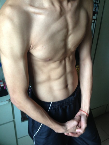 2013.4.21  哈哈 经过这些天的折磨， 万恶的腹肌终于可以回来一点了，可以看我之前的照片比较下啊 ... ...