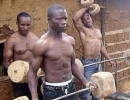 非洲人健身也练哑铃