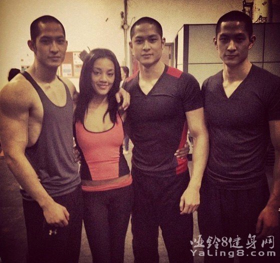三胞胎各个都是肌肉男