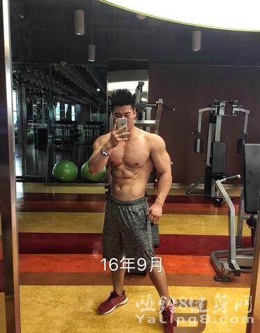 肌肉男