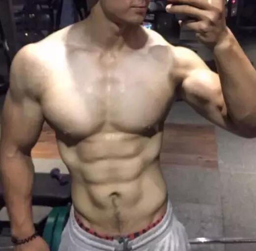 一年练出肌肉男