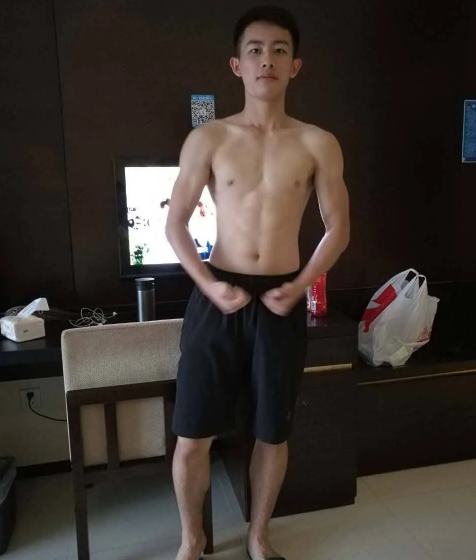 瘦小伙健身变壮成果