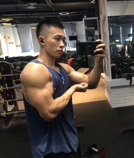 瘦小伙因篮球加强对抗健身变壮成果