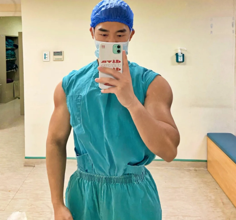 瘦弱男孩健身逆袭成网红大胸医生